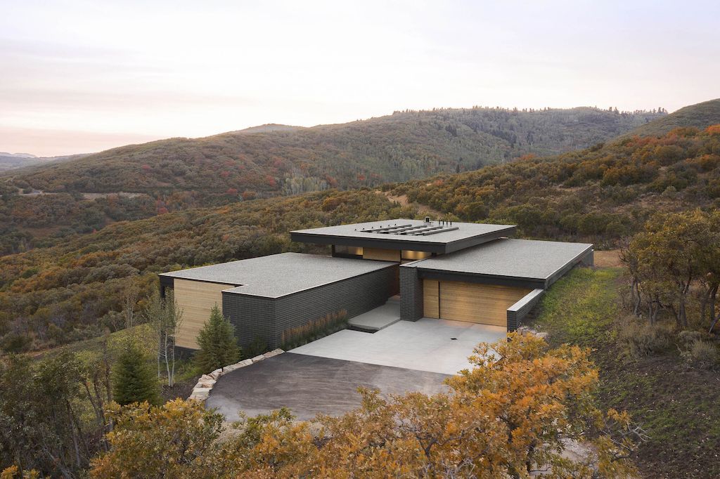 Silver Summit Integrated Perfectly into the Landscape by Imbue Design 3