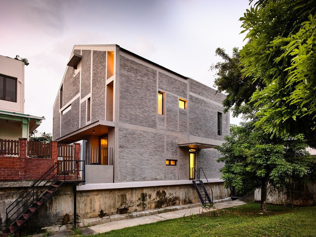Surprising Seclusion House, an Inward-looking Home by HYLA Architects