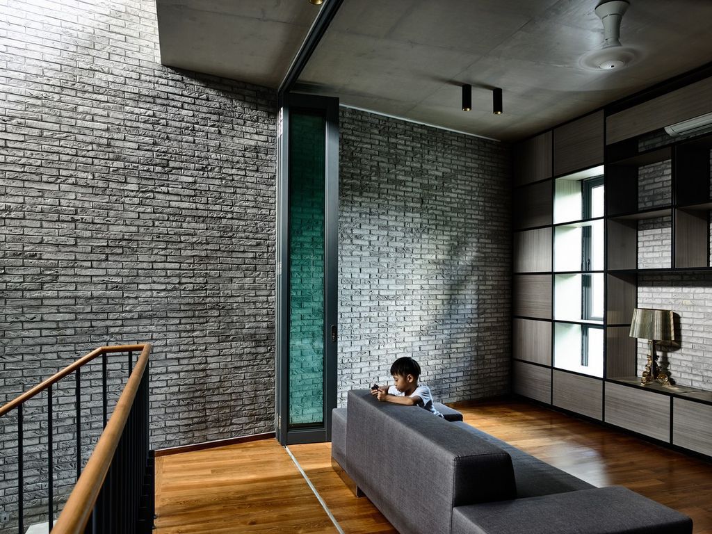 Surprising Seclusion House an Inward looking Home by HYLA Architects 10