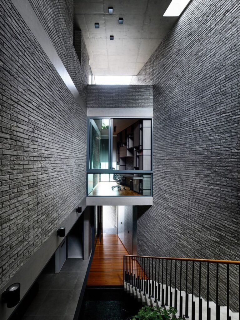 Surprising Seclusion House, an Inward-looking Home by HYLA Architects