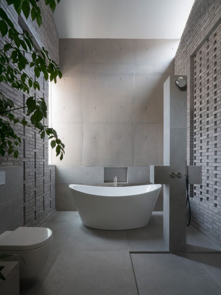 Surprising Seclusion House, an Inward-looking Home by HYLA Architects