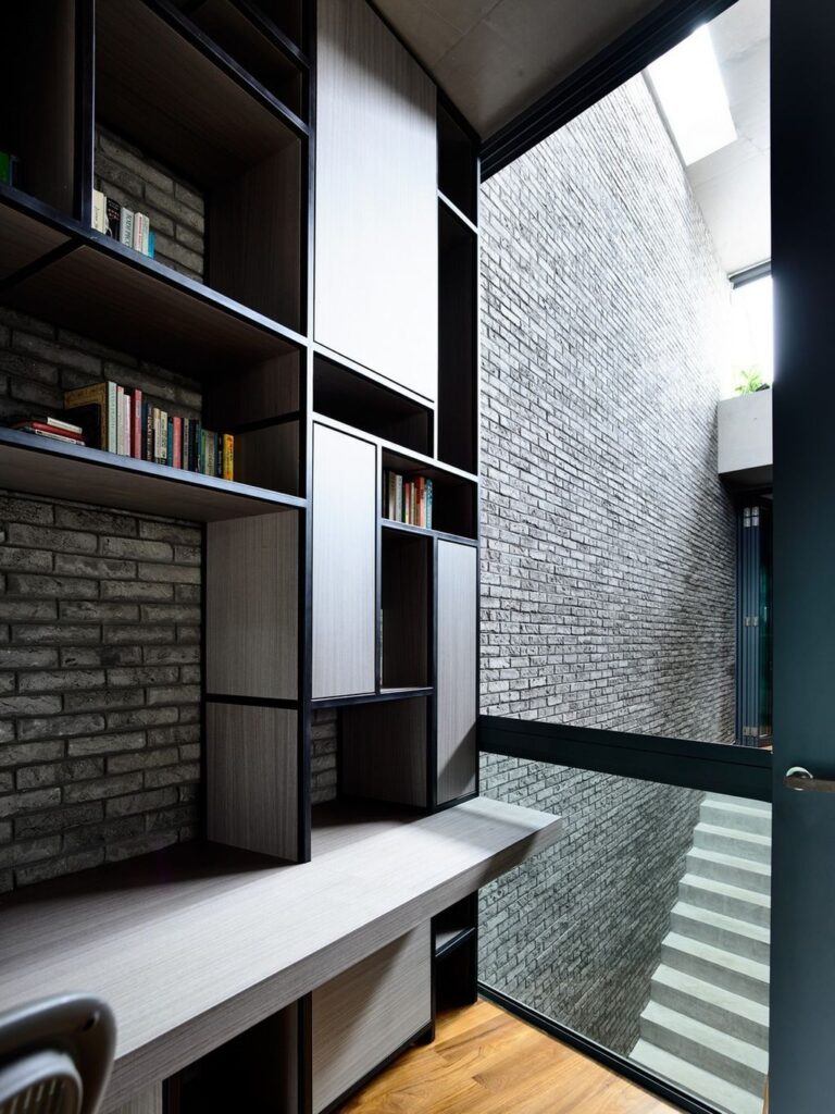 Surprising Seclusion House an Inward looking Home by HYLA Architects 16