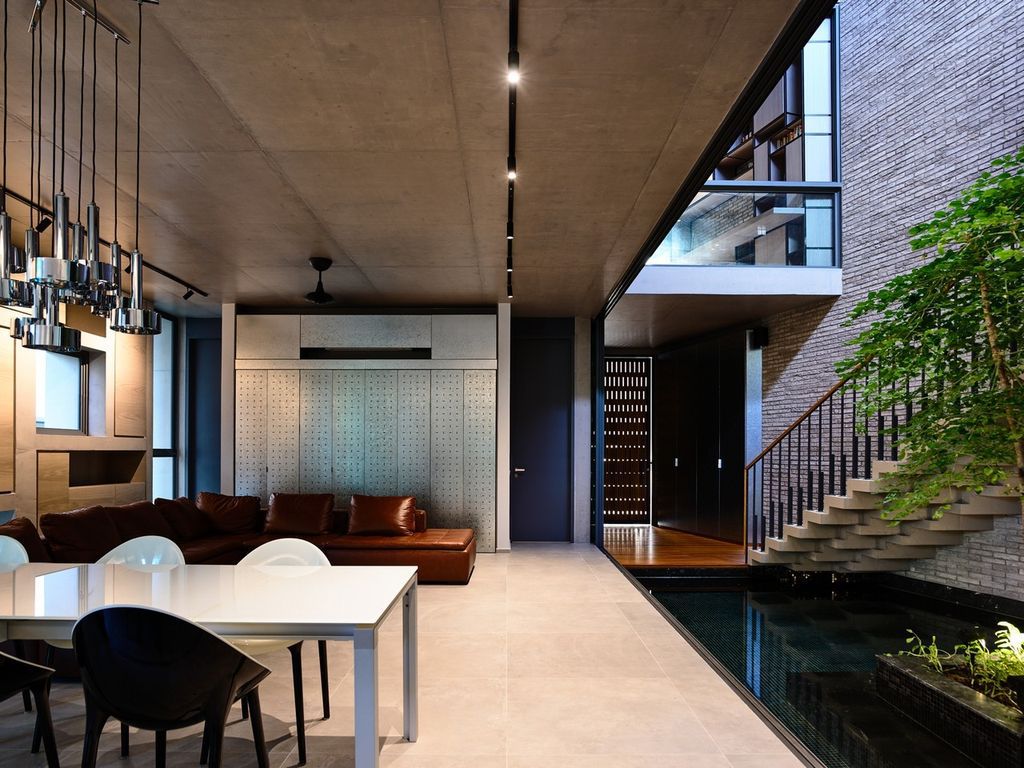 Surprising Seclusion House an Inward looking Home by HYLA Architects 6