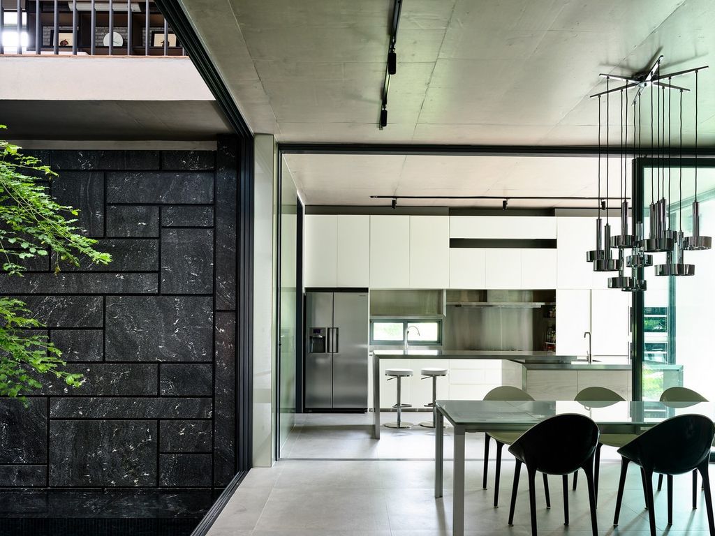 Surprising Seclusion House an Inward looking Home by HYLA Architects 8