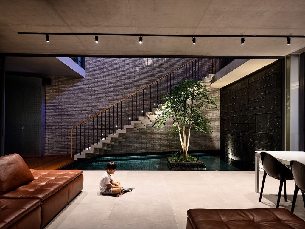 Surprising Seclusion House, an Inward-looking Home by HYLA Architects