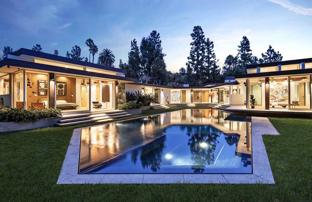 The Beverly Hills Home is a mid-century masterpiece offers the best of both worlds, historic and modern, which lends a living experience unparalleled by contemporary design now available for sale. This home located at 1061 Loma Vista Dr, Beverly Hills, California