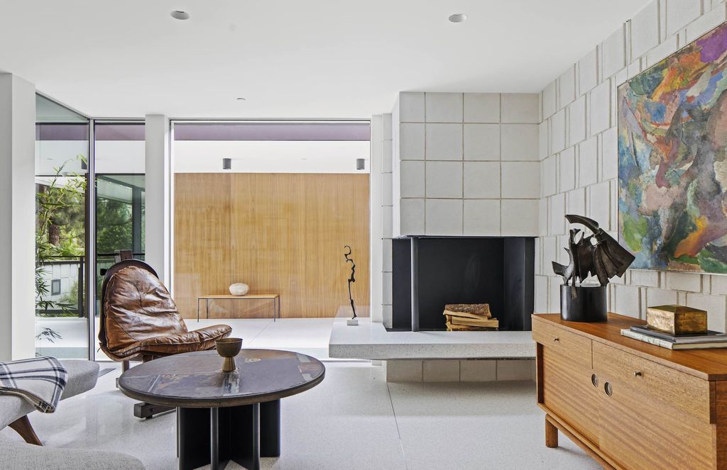 The Beverly Hills Home is a mid-century masterpiece offers the best of both worlds, historic and modern, which lends a living experience unparalleled by contemporary design now available for sale. This home located at 1061 Loma Vista Dr, Beverly Hills, California