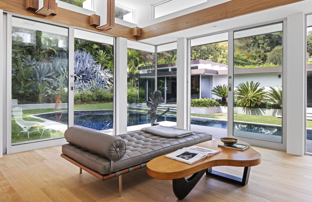 The Beverly Hills Home is a mid-century masterpiece offers the best of both worlds, historic and modern, which lends a living experience unparalleled by contemporary design now available for sale. This home located at 1061 Loma Vista Dr, Beverly Hills, California