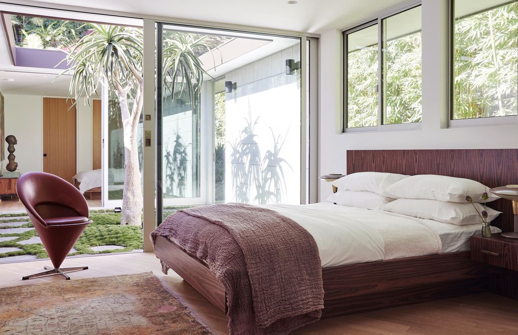 The Beverly Hills Home is a mid-century masterpiece offers the best of both worlds, historic and modern, which lends a living experience unparalleled by contemporary design now available for sale. This home located at 1061 Loma Vista Dr, Beverly Hills, California