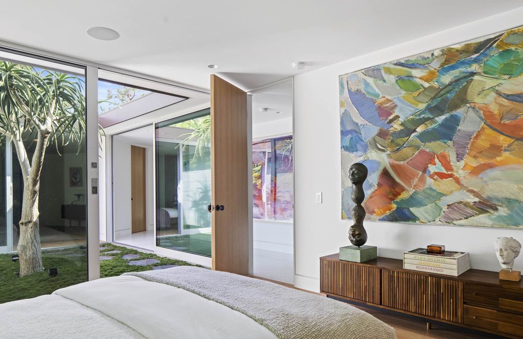 The Beverly Hills Home is a mid-century masterpiece offers the best of both worlds, historic and modern, which lends a living experience unparalleled by contemporary design now available for sale. This home located at 1061 Loma Vista Dr, Beverly Hills, California