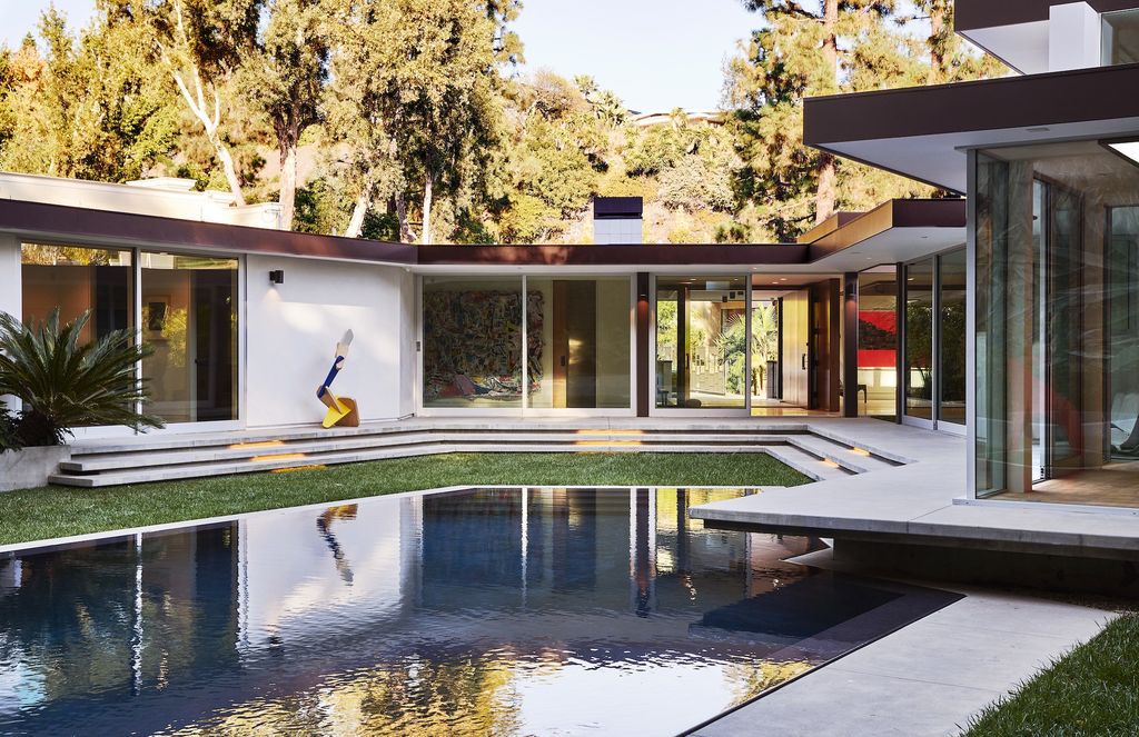 The Beverly Hills Home is a mid-century masterpiece offers the best of both worlds, historic and modern, which lends a living experience unparalleled by contemporary design now available for sale. This home located at 1061 Loma Vista Dr, Beverly Hills, California