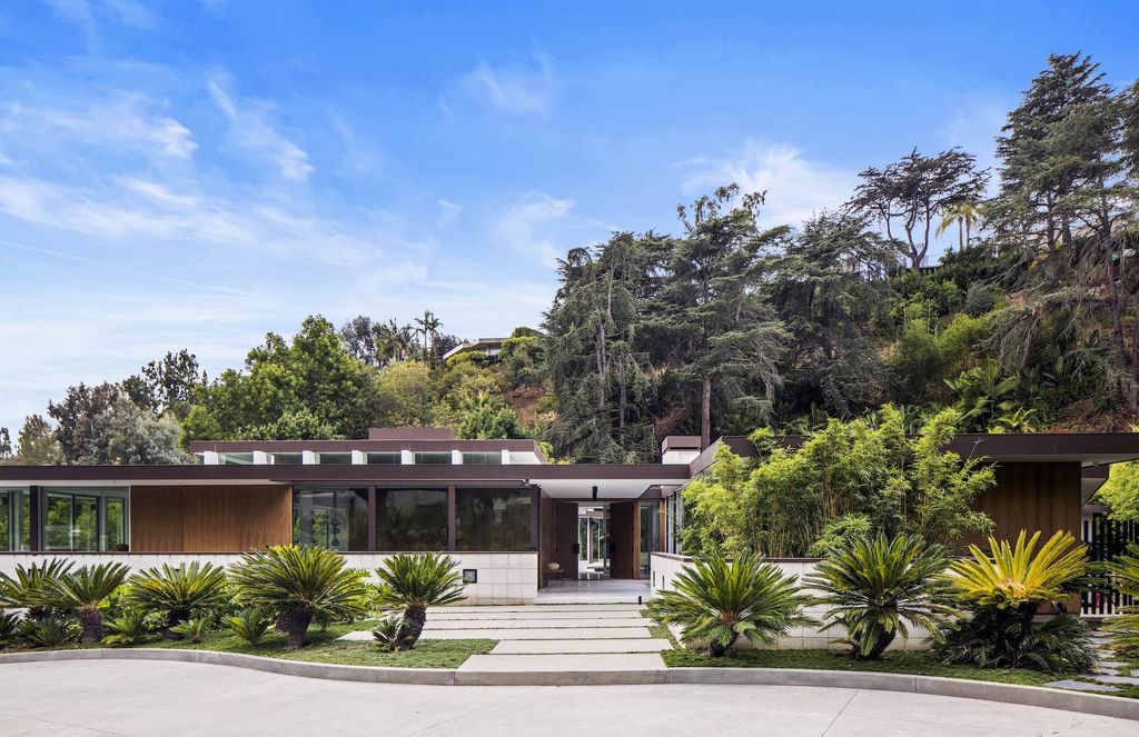 The Beverly Hills Home is a mid-century masterpiece offers the best of both worlds, historic and modern, which lends a living experience unparalleled by contemporary design now available for sale. This home located at 1061 Loma Vista Dr, Beverly Hills, California