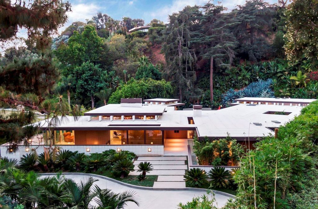 The Beverly Hills Home is a mid-century masterpiece offers the best of both worlds, historic and modern, which lends a living experience unparalleled by contemporary design now available for sale. This home located at 1061 Loma Vista Dr, Beverly Hills, California