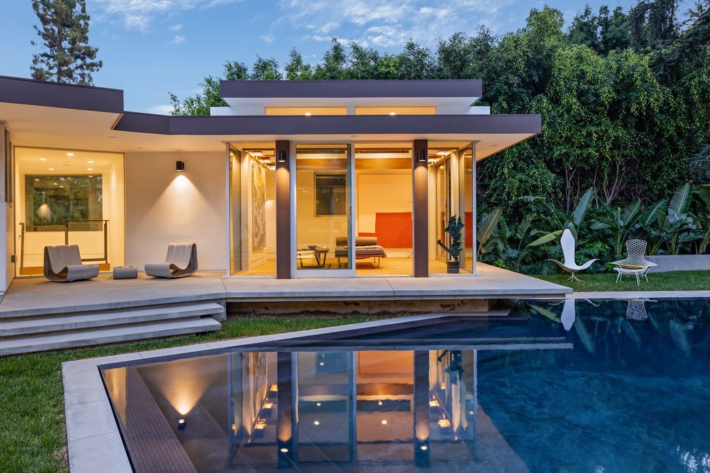 The Beverly Hills Home is a mid-century masterpiece offers the best of both worlds, historic and modern, which lends a living experience unparalleled by contemporary design now available for sale. This home located at 1061 Loma Vista Dr, Beverly Hills, California