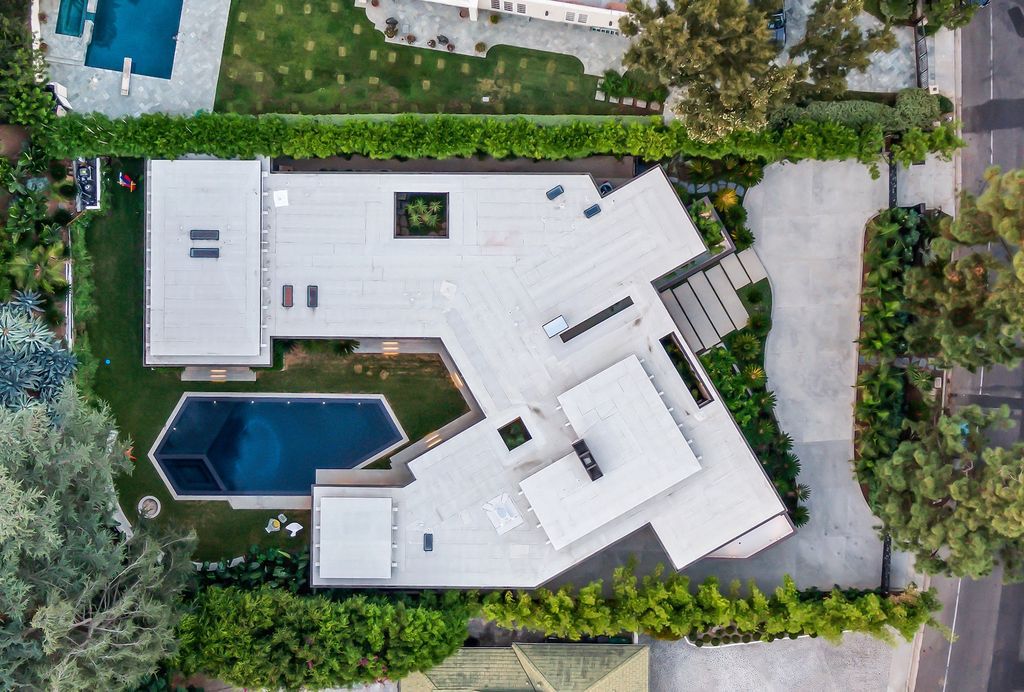 The Beverly Hills Home is a mid-century masterpiece offers the best of both worlds, historic and modern, which lends a living experience unparalleled by contemporary design now available for sale. This home located at 1061 Loma Vista Dr, Beverly Hills, California