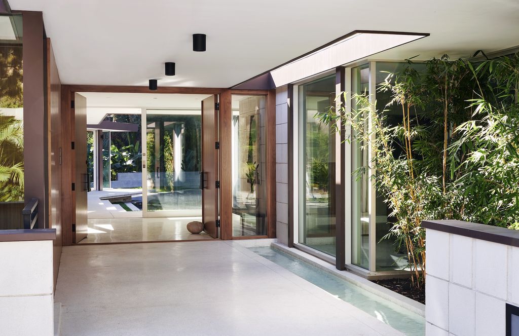 The Beverly Hills Home is a mid-century masterpiece offers the best of both worlds, historic and modern, which lends a living experience unparalleled by contemporary design now available for sale. This home located at 1061 Loma Vista Dr, Beverly Hills, California