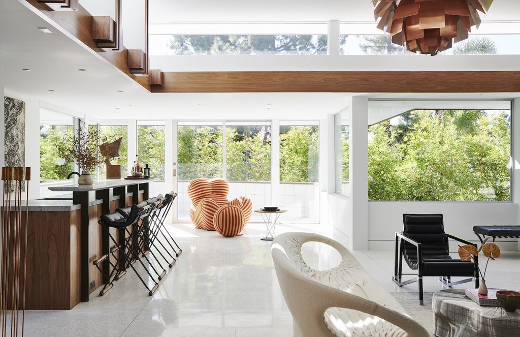 The Beverly Hills Home is a mid-century masterpiece offers the best of both worlds, historic and modern, which lends a living experience unparalleled by contemporary design now available for sale. This home located at 1061 Loma Vista Dr, Beverly Hills, California