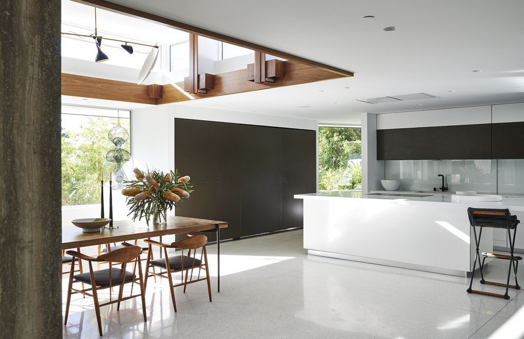 The Beverly Hills Home is a mid-century masterpiece offers the best of both worlds, historic and modern, which lends a living experience unparalleled by contemporary design now available for sale. This home located at 1061 Loma Vista Dr, Beverly Hills, California