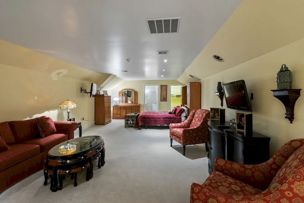 The Home in Pennsylvania is a luxurious home now available for sale. This home located at 1212 Township Line Rd, Chalfont, Pennsylvania; offering 07 bedrooms and 10 bathrooms with 12,300 square feet of living spaces.