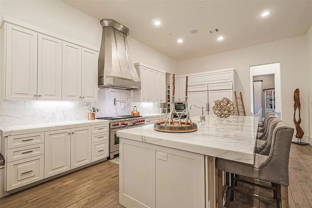 The Home in Houston is a elegant updated estate with Light-filled open floorplan and high end finishes now available for sale. This home located at 350 Tynebridge Ln, Houston, Texas