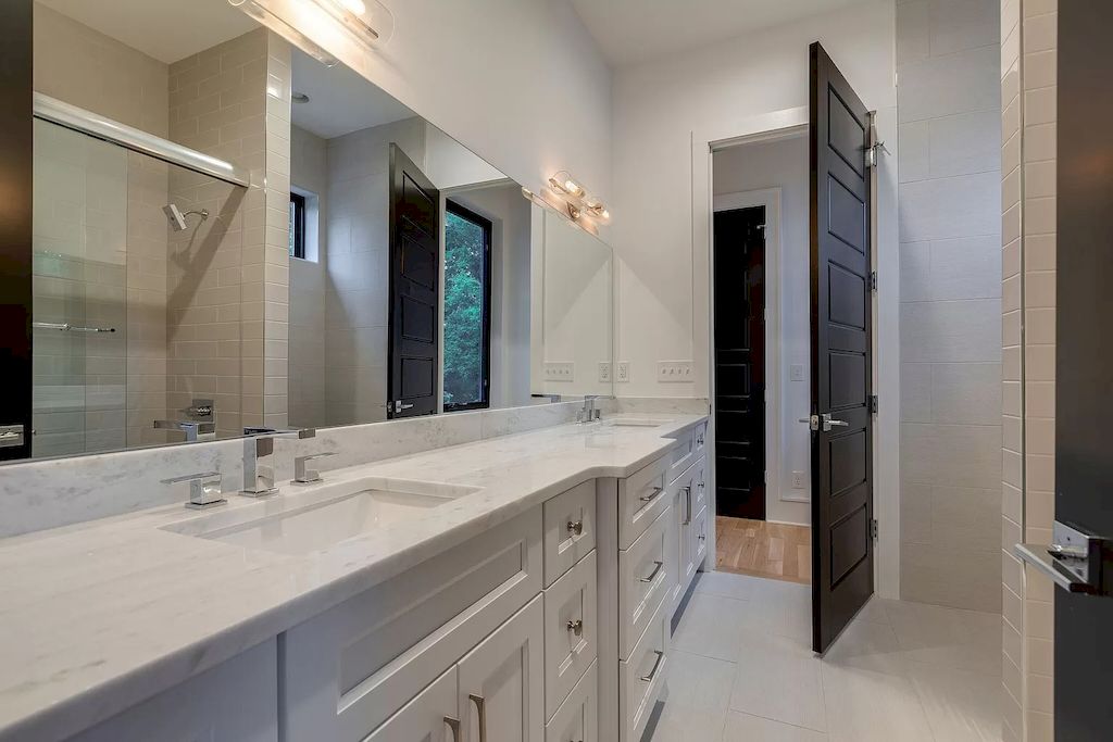 The Tennessee Home is a luxurious home on 2 acres featuring sophisticated lighting, oversized windows and a jaw-dropping pool now available for sale. This home located at 5026 Franklin Pike, Nashville, Tennessee; offering 06 bedrooms and 13 bathrooms with 14,021 square feet of living spaces.