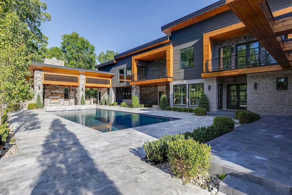 The Tennessee Home is a luxurious home on 2 acres featuring sophisticated lighting, oversized windows and a jaw-dropping pool now available for sale. This home located at 5026 Franklin Pike, Nashville, Tennessee; offering 06 bedrooms and 13 bathrooms with 14,021 square feet of living spaces.
