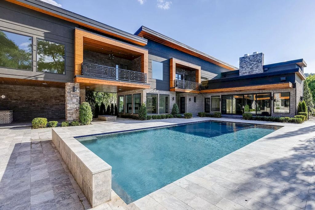 The Tennessee Home is a luxurious home on 2 acres featuring sophisticated lighting, oversized windows and a jaw-dropping pool now available for sale. This home located at 5026 Franklin Pike, Nashville, Tennessee; offering 06 bedrooms and 13 bathrooms with 14,021 square feet of living spaces.