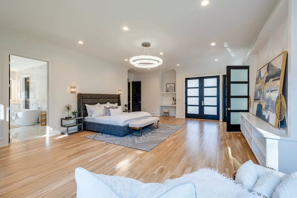 The Tennessee Home is a luxurious home on 2 acres featuring sophisticated lighting, oversized windows and a jaw-dropping pool now available for sale. This home located at 5026 Franklin Pike, Nashville, Tennessee; offering 06 bedrooms and 13 bathrooms with 14,021 square feet of living spaces.