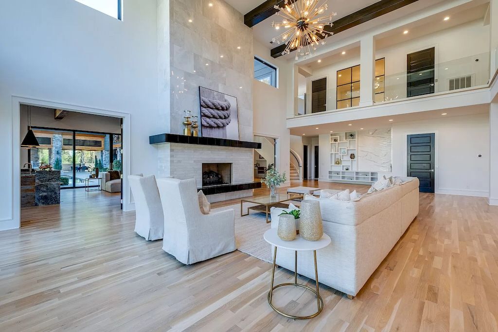 The Tennessee Home is a luxurious home on 2 acres featuring sophisticated lighting, oversized windows and a jaw-dropping pool now available for sale. This home located at 5026 Franklin Pike, Nashville, Tennessee; offering 06 bedrooms and 13 bathrooms with 14,021 square feet of living spaces.
