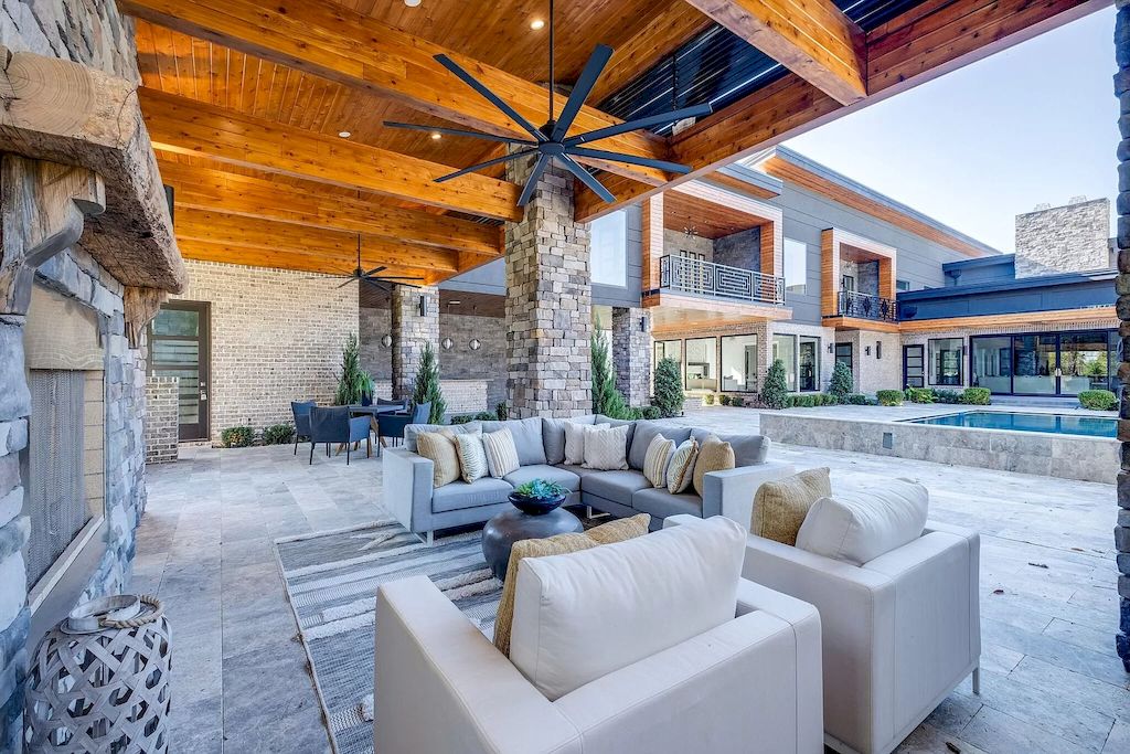The Tennessee Home is a luxurious home on 2 acres featuring sophisticated lighting, oversized windows and a jaw-dropping pool now available for sale. This home located at 5026 Franklin Pike, Nashville, Tennessee; offering 06 bedrooms and 13 bathrooms with 14,021 square feet of living spaces.