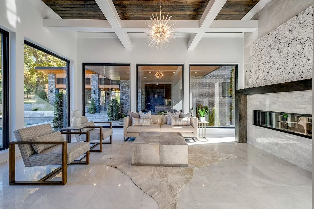 The Tennessee Home is a luxurious home on 2 acres featuring sophisticated lighting, oversized windows and a jaw-dropping pool now available for sale. This home located at 5026 Franklin Pike, Nashville, Tennessee; offering 06 bedrooms and 13 bathrooms with 14,021 square feet of living spaces.