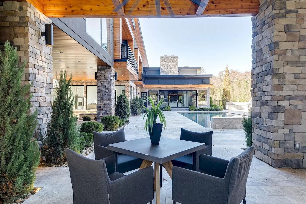 The Tennessee Home is a luxurious home on 2 acres featuring sophisticated lighting, oversized windows and a jaw-dropping pool now available for sale. This home located at 5026 Franklin Pike, Nashville, Tennessee; offering 06 bedrooms and 13 bathrooms with 14,021 square feet of living spaces.