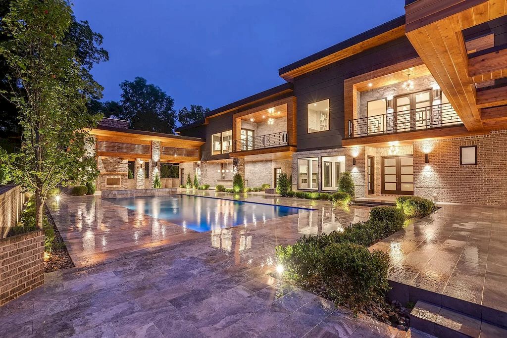 The Tennessee Home is a luxurious home on 2 acres featuring sophisticated lighting, oversized windows and a jaw-dropping pool now available for sale. This home located at 5026 Franklin Pike, Nashville, Tennessee; offering 06 bedrooms and 13 bathrooms with 14,021 square feet of living spaces.