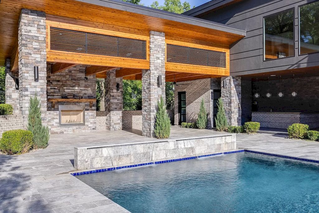 The Tennessee Home is a luxurious home on 2 acres featuring sophisticated lighting, oversized windows and a jaw-dropping pool now available for sale. This home located at 5026 Franklin Pike, Nashville, Tennessee; offering 06 bedrooms and 13 bathrooms with 14,021 square feet of living spaces.