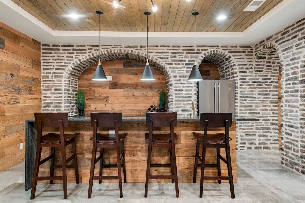 The Tennessee Home is a luxurious home on 2 acres featuring sophisticated lighting, oversized windows and a jaw-dropping pool now available for sale. This home located at 5026 Franklin Pike, Nashville, Tennessee; offering 06 bedrooms and 13 bathrooms with 14,021 square feet of living spaces.