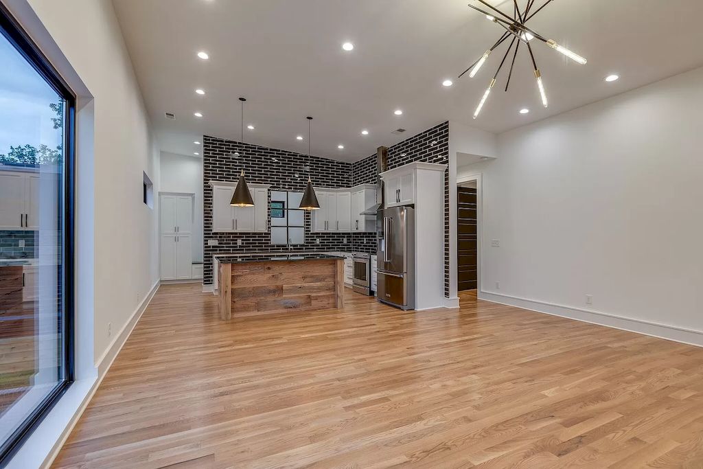 The Tennessee Home is a luxurious home on 2 acres featuring sophisticated lighting, oversized windows and a jaw-dropping pool now available for sale. This home located at 5026 Franklin Pike, Nashville, Tennessee; offering 06 bedrooms and 13 bathrooms with 14,021 square feet of living spaces.