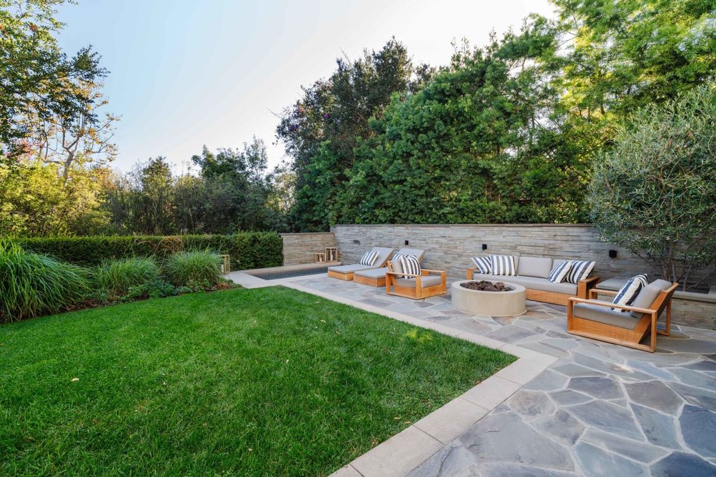 The Modern Farmhouse in Pacific Palisades blends artisanal details, top finishes, voluminous rooms, and an open concept indoor-outdoor layout now available for sale. This home located at 782 Ranch Ln, Pacific Palisades, California