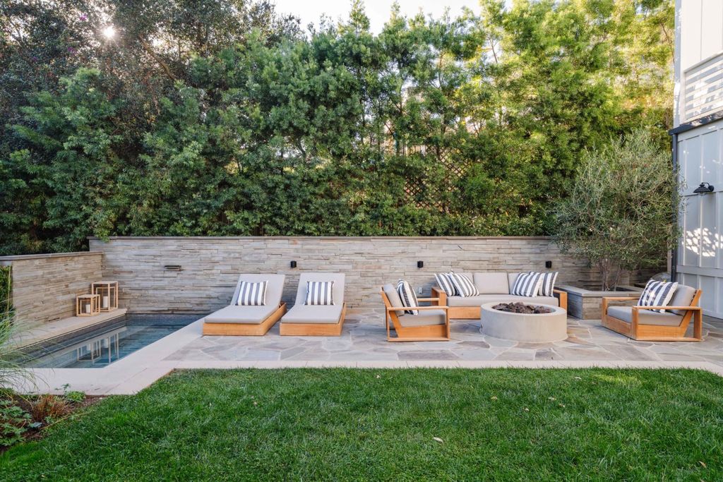 The Modern Farmhouse in Pacific Palisades blends artisanal details, top finishes, voluminous rooms, and an open concept indoor-outdoor layout now available for sale. This home located at 782 Ranch Ln, Pacific Palisades, California
