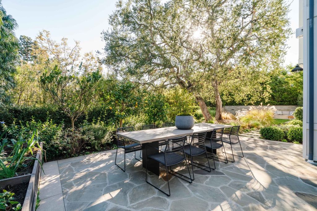 The Modern Farmhouse in Pacific Palisades blends artisanal details, top finishes, voluminous rooms, and an open concept indoor-outdoor layout now available for sale. This home located at 782 Ranch Ln, Pacific Palisades, California