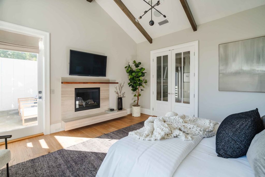 The Modern Farmhouse in Pacific Palisades blends artisanal details, top finishes, voluminous rooms, and an open concept indoor-outdoor layout now available for sale. This home located at 782 Ranch Ln, Pacific Palisades, California