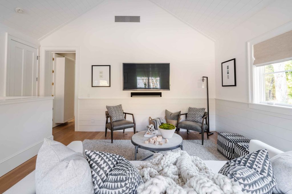 The Modern Farmhouse in Pacific Palisades blends artisanal details, top finishes, voluminous rooms, and an open concept indoor-outdoor layout now available for sale. This home located at 782 Ranch Ln, Pacific Palisades, California