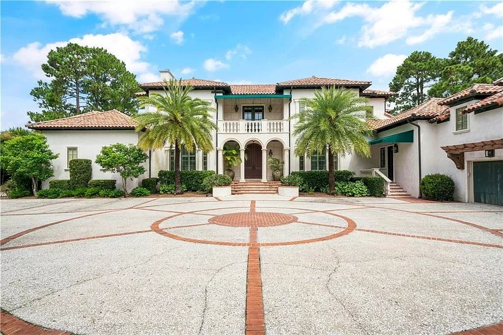 The Home in Georgia is a luxurious home now available for sale. This home located at 318 W 45th St, Sea Island, Georgia; offering 05 bedrooms and 07 bathrooms with 8,975 square feet of living spaces.