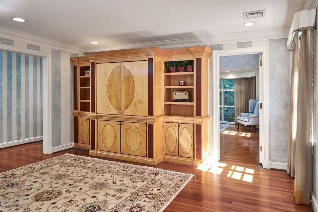 The Home in Pennsylvania is a luxurious home with impressive gated entrance and spacious floor plan now available for sale. This home located at 342 Grays Ln, Haverford, Pennsylvania; offering 07 bedrooms and 10,695 bathrooms with 10,695 square feet of living spaces.
