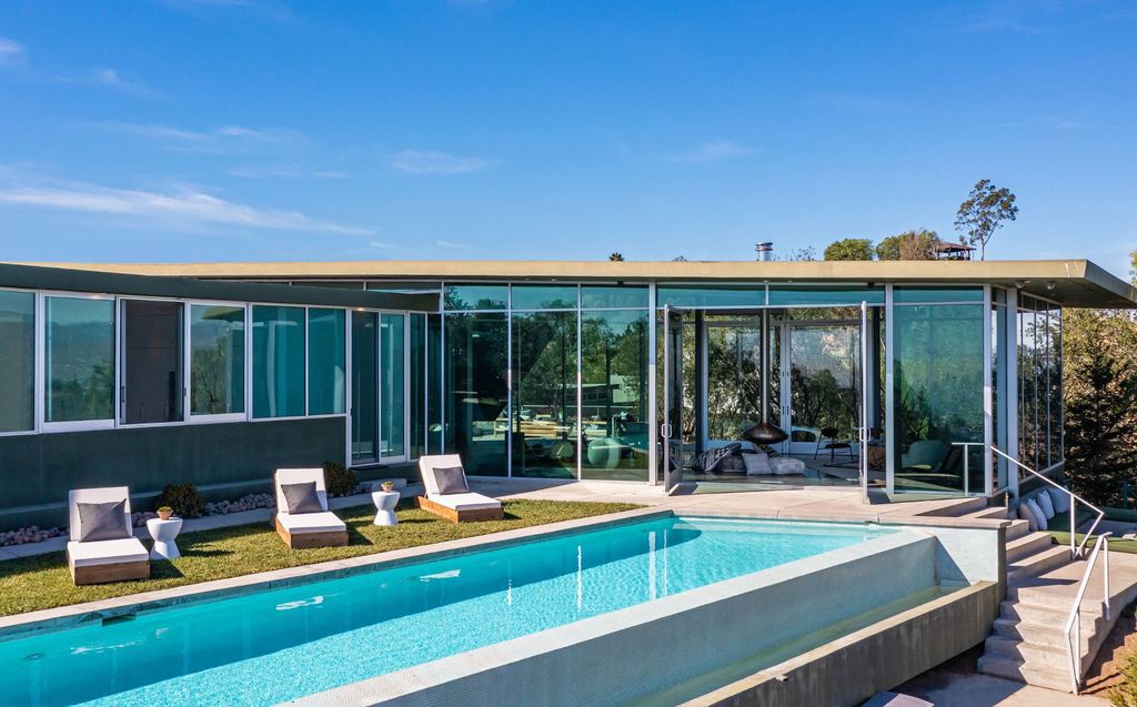The Los Angeles Home is a hilltop sanctuary nestled on 1.5 picturesque acres perched above Laurel Canyon and built by AIA award-winning architect Hagy Belzberg now available for sale. This home located at 8520 Skyline Dr, Los Angeles, California