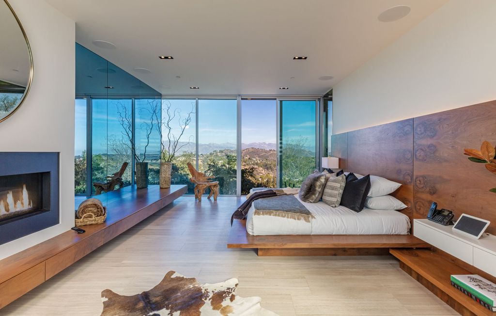 The Los Angeles Home is a hilltop sanctuary nestled on 1.5 picturesque acres perched above Laurel Canyon and built by AIA award-winning architect Hagy Belzberg now available for sale. This home located at 8520 Skyline Dr, Los Angeles, California