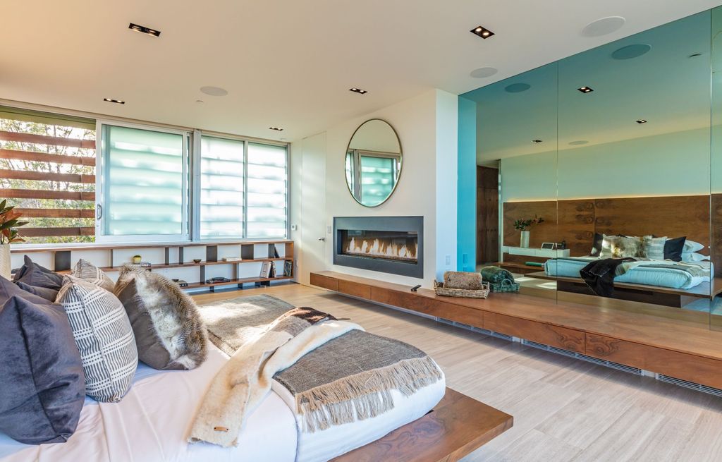 The Los Angeles Home is a hilltop sanctuary nestled on 1.5 picturesque acres perched above Laurel Canyon and built by AIA award-winning architect Hagy Belzberg now available for sale. This home located at 8520 Skyline Dr, Los Angeles, California