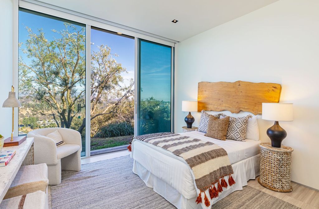 The Los Angeles Home is a hilltop sanctuary nestled on 1.5 picturesque acres perched above Laurel Canyon and built by AIA award-winning architect Hagy Belzberg now available for sale. This home located at 8520 Skyline Dr, Los Angeles, California