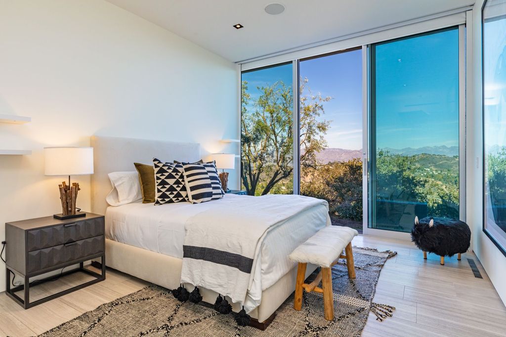 The Los Angeles Home is a hilltop sanctuary nestled on 1.5 picturesque acres perched above Laurel Canyon and built by AIA award-winning architect Hagy Belzberg now available for sale. This home located at 8520 Skyline Dr, Los Angeles, California