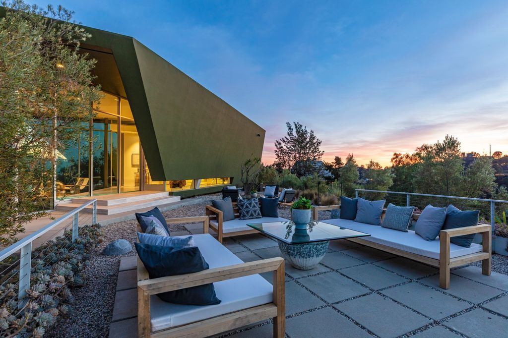 The Los Angeles Home is a hilltop sanctuary nestled on 1.5 picturesque acres perched above Laurel Canyon and built by AIA award-winning architect Hagy Belzberg now available for sale. This home located at 8520 Skyline Dr, Los Angeles, California