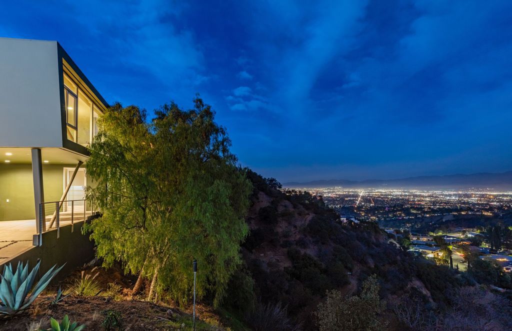 The Los Angeles Home is a hilltop sanctuary nestled on 1.5 picturesque acres perched above Laurel Canyon and built by AIA award-winning architect Hagy Belzberg now available for sale. This home located at 8520 Skyline Dr, Los Angeles, California